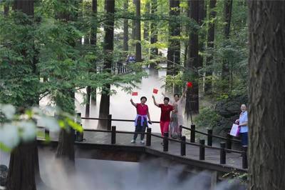 假期首日市屬公園服務(wù)升級 近20萬人游園迎國慶