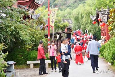 觀音峽景區(qū)迎來(lái)千人旅游團(tuán),疫情防控不松懈!